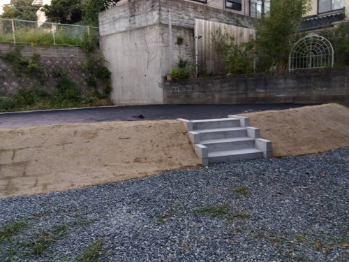 庭には防草シート、法面には芝を張っています。