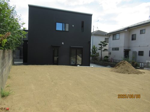 庭から建物を見た写真