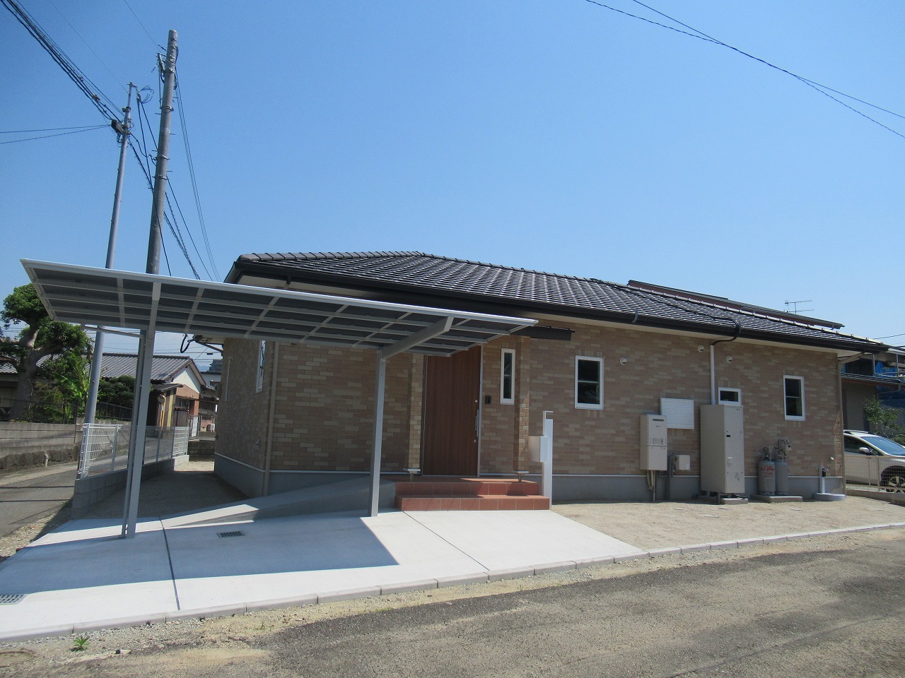 M様邸 外観タイル貼りと広い土間のある平屋